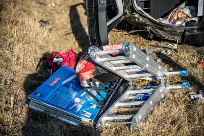 Nuertingen: Pkw ueberschlaegt sich auf der B313 - Ersthelfer befreit den Fahrer